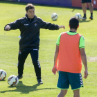 Rubi realiza una indicación a un jugador, durante la sesión-Pablo Requejo