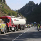 Los equipos de emergencias trabajan en el lugar en el que se registró el accidente.-E.M.
