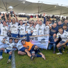 La plantilla del VRAC celebra el título obtenido el pasado año en Pepe Rojo.-PABLO REQUEJO