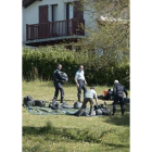 Policías franceses, el sábado, en uno de los zulos entregados por ETA.-IROZ GAIZKA
