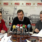Paco Herrero, Óscar Puente y Javier Izquierdo durante la rueda de prensa en la sede del PSOE-El Mundo