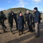 Robles y el parlamentario socialista Jose María Barreda, esta mañana en la base de San Gregorio-ÁNGEL DE CASTRO