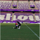 LUNIN HINCA RODILLA. El portero ucraniano protagonizó el momento romántico de la Navidad. Se atrevió a pedirle matrimonio a su pareja en el mismo césped del campo. Ella dijo sí. Y todos felices.-