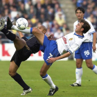 Juanele pugna con Roberto Carlos en su etapa de zaragocista.-Foto: EFE