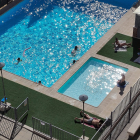 Varios vecinos disfrutan de una piscina comunitaria en Valladolid, durante el día de ayer.- PABLO REQUEJO / PHOTOGENIC