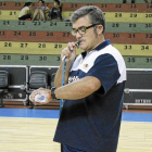 Paco García consulta su reloj durante un entrenamiento con el Mogi Das Cruzes-El Mundo