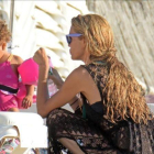 Ester Cañadas, con su hija en Formentera.-GTRES