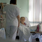 María, en el hospital salmantino Virgen de Vega, al que acude para la hemodiálisis.-Enrique Carrascal