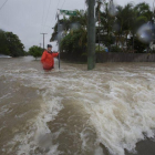 Las fuertes lluvias en Autralia inundan cientos de casas y las personas intenta protegerse.-EFE EPA ANDREW RANKIN  / EPA/AAP