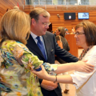 María del Mar Angulo recibe las felicitaciones de Antonio Silván y Pilar del Olmo tras ser designada senadora en representación de la Comunidad-Ical