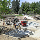 Varios operarios trabajan en el parque Juan de Austria de la capital vallisoletana.-J.M. LOSTAU