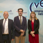 El presidente de la Confederación Vallisoletana de Empresarios (CVE), José Antonio de Pedro (C ) y junto a él Robin Gravina (I) y Gloria Jiménez (D), ambos de Cambridge English-Ical