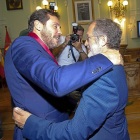 Abrazo de Puente y  Manuel Saravia tras la investidura del  primero como alcalde en el salón de plenos municipal.-J. M.  LOSTAU