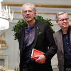 El escritor Peter Handke (izquierda) junto al académico Anders Olson, durante la rueda de prensa en la Academia Sueca de Estocolmo-
