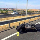 La Guardia Civil de Tráfico levanta atestado del suceso ayer, junto al vehículo en el que viajaba el motorista fallecido en la A-62, a la altura de Cubillas.-EL MUNDO