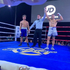 El árbitro levanta el brazo de Salvi al ganar en su debut como profesional.-EM