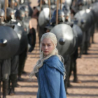 La actriz Emilia Clarke, en su papel de Daenerys Targaryen, ante su ejército de Inmaculados en 'Juego de tronos'.-AP