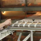 Un operario introduce panes en una máquina en el centro tecnológico Cetece de Palencia.-MANUEL BRÁGIMO
