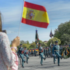 Una niña sujeta una bandera de España durante el acto de celebración de la fiesta de la Virgen del Pilar en Valladolid.-J.M. LOSTAU
