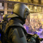 Policías ante los manifestantes en la plaza Urquinaona.-MANU MITRU