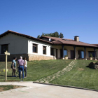 Turistas disfrutan de una jornada soleada en una casa rural de la provincia salmantina.-ICAL