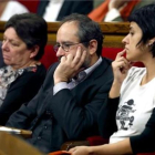 Los diputados de la CUP Gabriela Serra, Antonio Baños y Anna Gabriel, en el Parlament.-EFE / TONI ALBIR