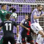 Massip intenta agarrar un balón durante un choque con el Real Valladolid.-