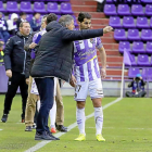 Paco Herrera habla con Moyano durante el partido contra el Tenerife.-PABLO REQUEJO