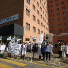 Concentración de SAE, a las puertas del hospital Clínico Universitario, por la gestión de la crisis sanitaria del ébola-Ical