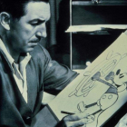 Walt Disney realiza unos bocetos de Mickey Mouse, su primer y más icónico personaje de dibujos animados.-FRED PROUSER