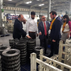 El alcalde de Valladolid, Óscar Puente, junto a la concejala de Cultura, Ana Redondo, en la inauguración de una fábrica de Lingotes Especiales en Gujarat (India)-ICAL