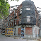 La fachada del restaurante lucense, sujeta  por una estructura, con el interior ya vacío tras derribarse lo que queda del edificio.-J. M. Lostau