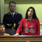 La diputada socialista María Luz Martínez Seijo en el momento de votar en contra de la investidura de Rajoy.-ICAL