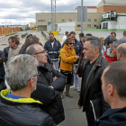 Trabajadores de la fábrica vallisoletana concentrados a la salida de una reunión con la dirección.-PHOTOGENIC