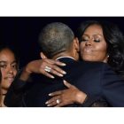 Obama abraza a su mujer, Michelle, en presencia de su hija Malia después de su discurso de despedida en Chicago.-AFP / NICHOLAS KAMM