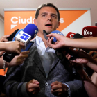 El presidente de Ciudadanos, Albert Rivera, atiende a los medios de comunicación.-JUAN CARLOS HIDALGO (EFE)