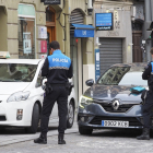 Policia multando a un taxista en la calle Angustias.- Photogenic/Miguel Ángel Santos.