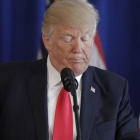 Trump hace una pausa durante sus declaraciones tras los incidentes de Charlottesville, en Bedminster (Nueva Jersey), el 12 de agosto.-AP / PABLO MARTINEZ MONSIVAIS