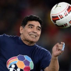 Diego Maradona, jugando con un balón.-AFP / FILIPPO MONTEFORTE