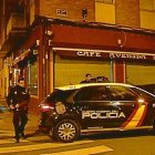 Agentes de la Policía Nacional en el bar donde se produjo el tiroteo, minutos después de la agresión.-LA 8 VALLADOLID