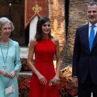 Sofía, Letizia y Felipe VI, en la recepción en el Palacio de la Almudaina, en Palma.-EFE / BALLESTEROS