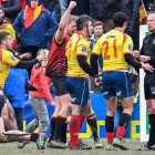 Varios jugadores de la selección española se dirigen al árbitro al final del partido contra Bélgica.-AFP