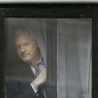 El australiano Julian Assange, desde el interior de la sede de la embajada de Ecuador en Londres. /-KIRSTY WIGGLESWORTH / AP