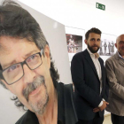 Diego Laforga y Jesús Julio Carnero junto a un retrato del fotógrafo.-MIRIAM CHACÓN / ICAL
