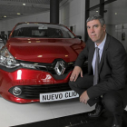 El presidente de Renault, José Vicente de los Mozos, posa junto a un Clio-Paco Toledo