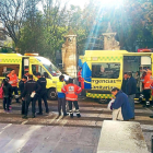 Dos ambulancias atienden a los alumnos intoxicados a causa de la propagación de un gas durante la mañana de ayer en el IES Zorrilla.-E.M.