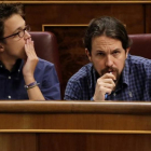 Pablo Iglesias e Íñigo Errejón en sus escaños del Congreso.-JOSE LUIS ROCA