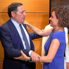 Antonio María Sáez Aguado saluda a la ministra Dolors Montserrat, justo antes de iniciar el consejo interterritorial.-ICAL