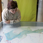 Una guía muestra el plano de la Reserva Natural de las Riberas de Castronuño-Vega del Duero.-MAR TORRES