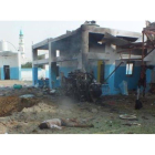 Un cuerpo sin vida yace junto al hospital de Médicos Sin Fronteras bombardeado en Yemen.-STRINGER